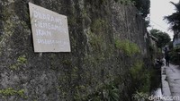 Sejumlah warga di Gang Pramuka, RT 01/02, Kelurahan Selabatu, Kecamatan Cikole, Kota Sukabumi menyulap saluran irigasi menjadi kolam ikan. Selokan dengan total panjang 120 meter itu, 90 meter di antaranya menjadi kolam ikan yang terbagi menjadi lima bendungan untuk ikan Nila dan ikan Lele. Kedalaman selokan itu sekitar 25-30 centimeter. Di bagian atas kolam juga ditanami berbagai jenis tanaman untuk penghijauan di kawasan tersebut.