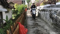 Selain ada kolam ikan, kantong plastik dengan warna merah terang juga berjejer di sepanjang Jalan Gang Pramuka. Bahkan, pemandangan tersebut sempat diposting oleh Wali Kota Sukabumi Achmad Fahmi dalam akun Facebook pribadinya.