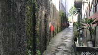 Ketika disinggung soal meminimalisir penggunaan kantong plastik, Asep mengaku keinginannya menggunakan bahan lain untuk tempat sampah. Akan tetapi, keinginannya itu terkendala biaya. Diketahui, selama ini biaya kebutuhan untuk kolam ikan dan perawatan lingkungan masih menggunakan uang pribadi dari warga dermawan.