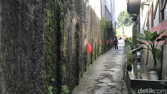 Keren! Warga Gang Pramuka Sukabumi Sulap Selokan Jadi Kolam Ikan Ada saja yang dilakukan masyarakat untuk memperindah kawasan tempat tinggalnya. Seperti yang dilakukan beberapa warga di Gang Pramuka, RT 01/02, Kelurahan Selabatu, Kecamatan Cikole, Kota Sukabumi yang menyulap saluran irigasi menjadi kolam ikan.