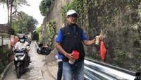 Asep mengatakan, kantong plastik itu digantung agar warga yang melintas tidak membuang sampah sembarangan.