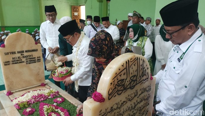 Ketua Umum PKB Muhaimin Iskandar mengunjungi makam para pendahulu