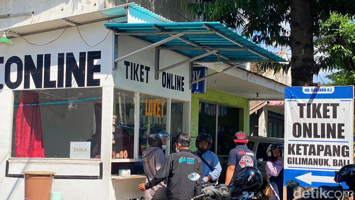 Kios/konter penjualan tiket online di sekitar Pelabuhan Ketapang, Banyuwangi