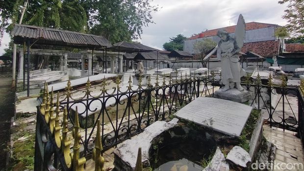 Kompleks Makam Peneleh Surabaya