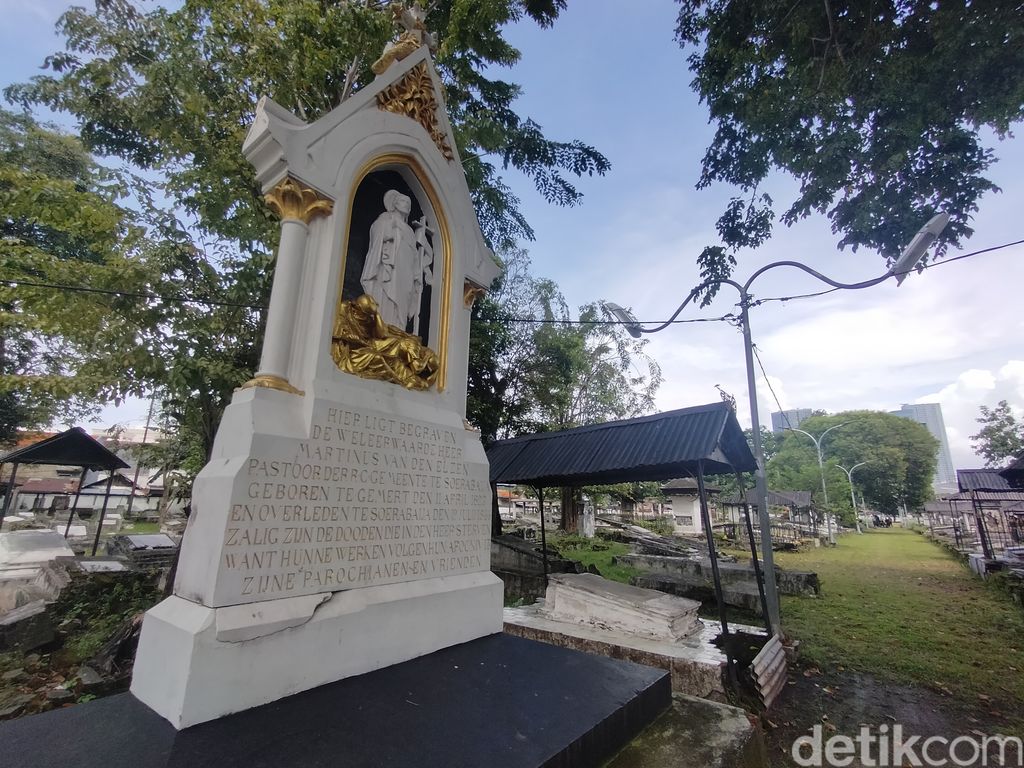 Kompleks Makam Peneleh Surabaya