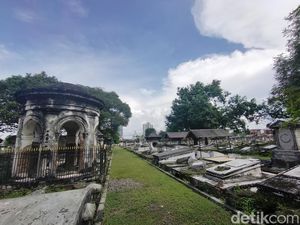 Menengok Tuan dan Puan Penghuni Makam Peneleh Surabaya
