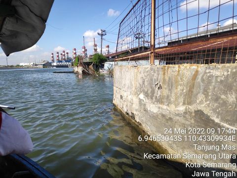 Kondisi tanggul di pesisir Semarang yang jebol tampak dari samping, Selasa (24/5/2022) siang.