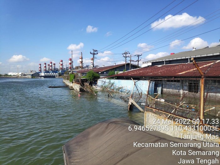 Kondisi tanggul di pesisir Semarang yang jebol tampak dari samping, Selasa (24/5/2022) siang.