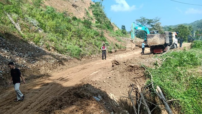 Kondisi terkini jalan di Plampang II, Kalirejo, Kokap, Kulon Progo, yang sempat tertutup longsor, Selasa (24/5/2022).