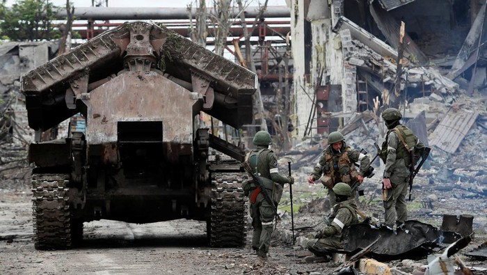 Russian service members work on demining the territory of Azovstal steel plant during Ukraine-Russia conflict in the southern port city of Mariupol, Ukraine May 22, 2022. REUTERS/Alexander Ermochenko