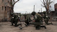 Pasukan Rusia menyisir ranjau di wilayah pabrik Azovstal.
