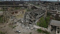 Hal itu dinilai sebagai tanda Ukraina menyerahkan kendali atas Mariupol ke Rusia. Para tentara Ukraina itu dievakuasi usai 82 hari mencoba bertahan dari gempuran Rusia. Militer Ukraina mengatakan telah memerintahkan komandan unit yang ditempatkan di Azovstal untuk menyelamatkan nyawa personel dan pasukan di sana telah memenuhi misi tempur mereka. Upaya menyelamatkan pasukan yang masih di dalam juga dilakukan.
