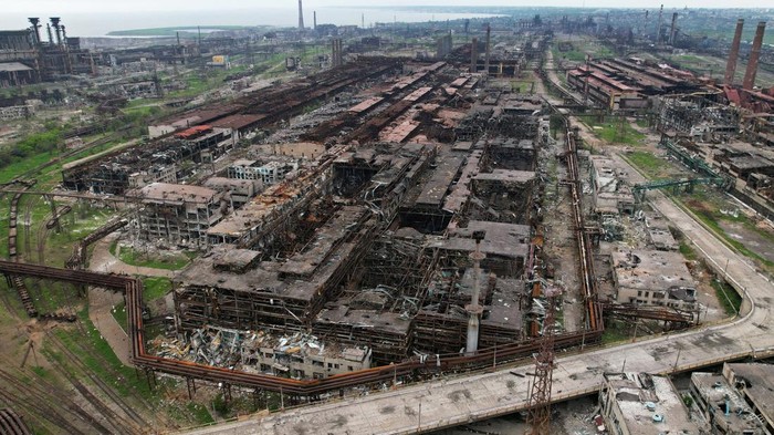 Kuasai Pabrik Baja Azovstal, Pasukan Rusia Bersihkan Sisa-sisa Ranjau Russian service members work on demining the territory of Azovstal steel plant during Ukraine-Russia conflict in the southern port city of Mariupol, Ukraine May 22, 2022. REUTERS/Alexander Ermochenko