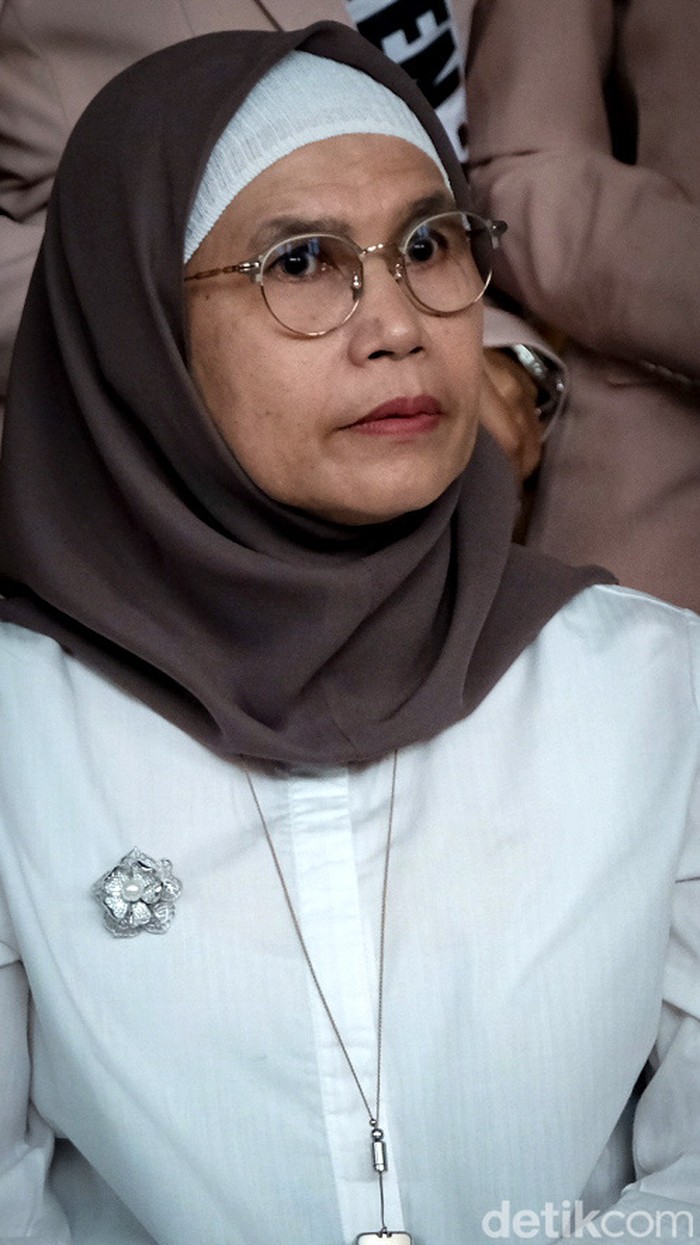 Wakil Ketua KPK Lili Pintauli Siregar saat menerima rombongan finalis Puteri Indonesia di gedung KPK, Jakarta Selatan, Selasa (24/5/2022).