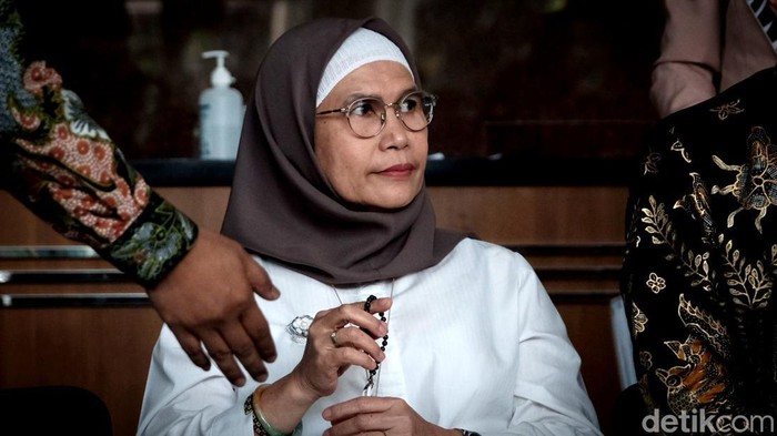 Wakil Ketua KPK Lili Pintauli Siregar saat menerima rombongan finalis Puteri Indonesia di gedung KPK, Jakarta Selatan, Selasa (24/5/2022).