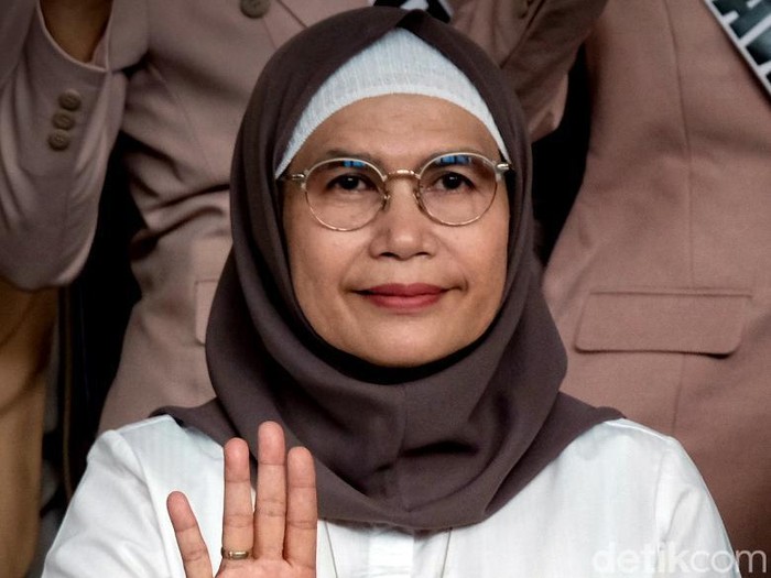 Wakil Ketua KPK Lili Pintauli Siregar saat menerima rombongan finalis Puteri Indonesia di gedung KPK, Jakarta Selatan, Selasa (24/5/2022).