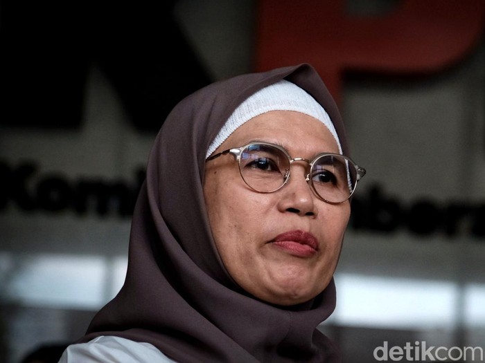 Wakil Ketua KPK Lili Pintauli Siregar saat menerima rombongan finalis Puteri Indonesia di gedung KPK, Jakarta Selatan, Selasa (24/5/2022).