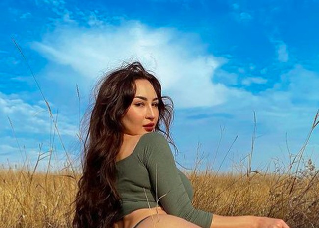 Penampilannya ini menjadi sorotan. Dia menunjukkan banyak kulit dengan pakaian ketat.Foto: dok. Instagram/@louisakhovanski