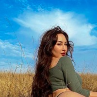 Penampilannya ini menjadi sorotan. Dia menunjukkan banyak kulit dengan pakaian ketat.Foto: dok. Instagram/@louisakhovanski