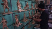 Kerajinan action figure seperti karakter superhero samurai dan Marvel berbahan bambu limbah kotak besek itu dijual Rp 500 ribu-Rp 1 juta. 