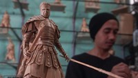 Kerajinan action figure dari limbah besek ini juga telah dipasarkan ke berbagai daerah di Indonesia bahkan mancanegara seperti Singapura.