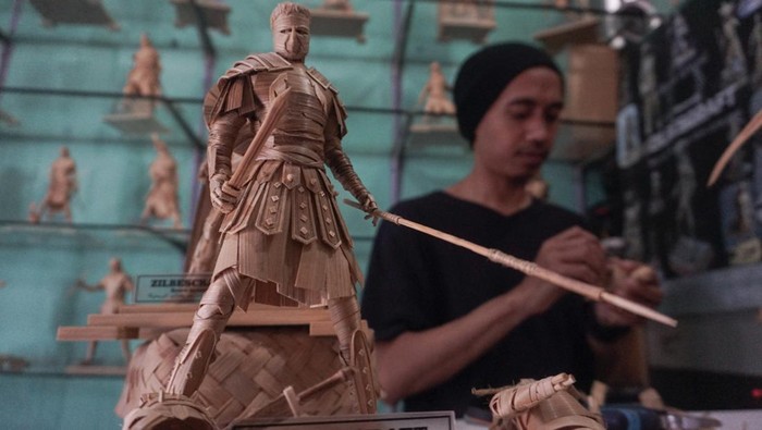 Made in Jateng, Kerajinan dari Limbah Besek Ini Tembus Pasar Singapura Siapa sangka limbah besek dapat menghasilkan cuan. Seperti perajin di Batang ini yang olah limbah besek jadi kerajinan action figure bernilai jutaan. Penasaran?