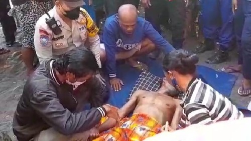 Made Subagia alias Senger (45), saat dievakuasi oleh tim gabungan menuju ke daratan.