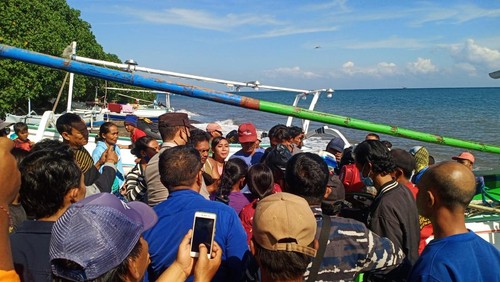 Made Subagia menyelamatkan diri dengan berlindung di rumpon saat jukungnya terbalik dan tenggelam di perairan Buleleng, Bali, Selasa (24/5/2022).