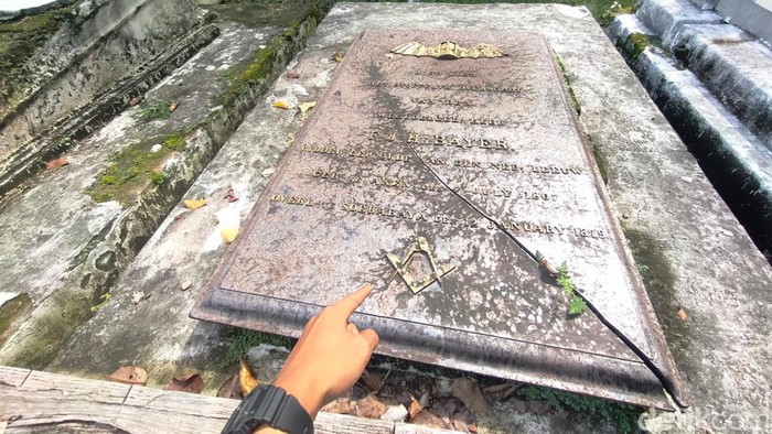 Makam di Kompleks Makam Peneleh Surabaya diduga memuat simbol Freemason