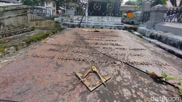 Makam di Kompleks Makam Peneleh Surabaya diduga memuat simbol Freemason