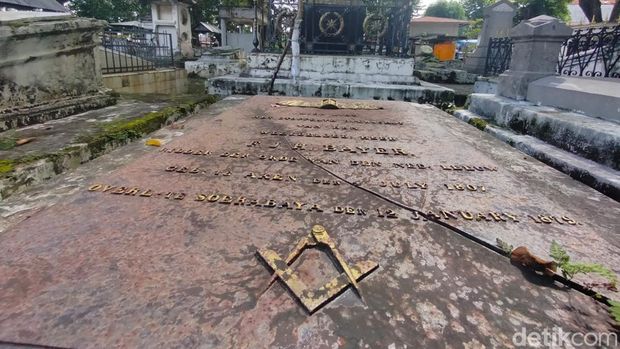 Makam di Kompleks Makam Peneleh Surabaya diduga memuat simbol Freemason