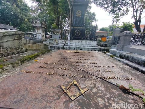 Makam di Kompleks Makam Peneleh Surabaya diduga memuat simbol Freemason