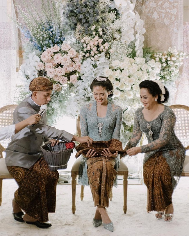 Dalam kesempatan lain, Maudy Ayunda mengenakan kebaya lain dari Vera Anggraini. Foto: Instagram @maudyayunda