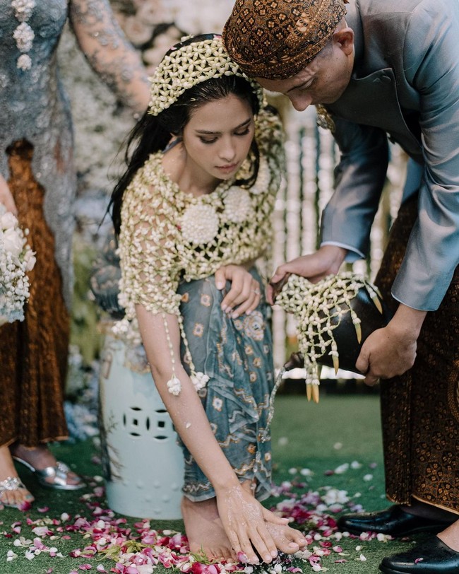 Begini suasana acara siraman Maudy Ayunda sebelum menikah dengan pria Korea bernama Jesse Choi. Foto: Instagram @maudyayunda