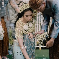 Begini suasana acara siraman Maudy Ayunda sebelum menikah dengan pria Korea bernama Jesse Choi. Foto: Instagram @maudyayunda