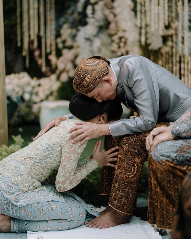 Kebayanya kali ini merupakan rancangan Vera Anggraini. Begini suasana haru ketika Maudy meminta restu dari orang tua. Foto: Instagram @maudyayunda