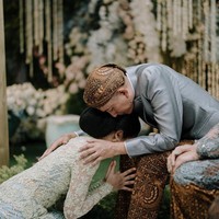 Kebayanya kali ini merupakan rancangan Vera Anggraini. Begini suasana haru ketika Maudy meminta restu dari orang tua. Foto: Instagram @maudyayunda