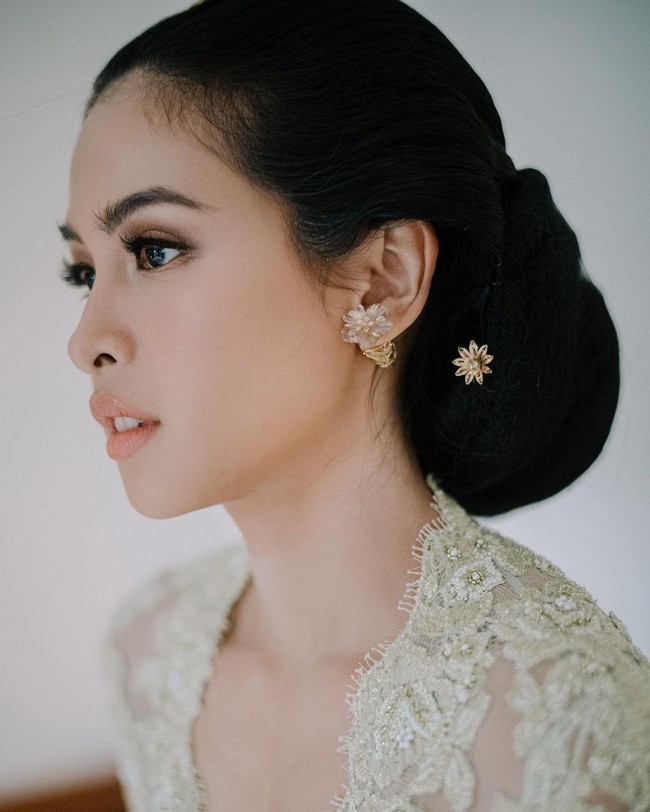 Penampilan wanita 27 tahun tersebut yang kental dengan nuansa tradisional semakin cantik dengan aksesori dari Tulola Designs, brand milik Happy Salma.Foto: Instagram @maudyayunda