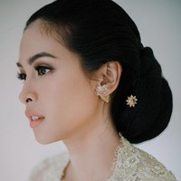 Penampilan wanita 27 tahun tersebut yang kental dengan nuansa tradisional semakin cantik dengan aksesori dari Tulola Designs, brand milik Happy Salma.Foto: Instagram @maudyayunda