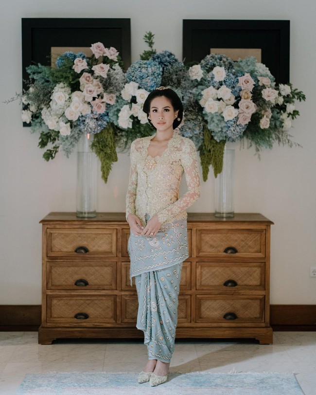 Sedangkan untuk acara siraman, pemilik nama asli Ayunda Faza Maudya, B.A., M.A., M.B.A. tersebut memilih padanan kebaya nude dan kain biru muda. Foto: Instagram @maudyayunda