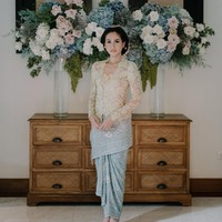 Sedangkan untuk acara siraman, pemilik nama asli Ayunda Faza Maudya, B.A., M.A., M.B.A. tersebut memilih padanan kebaya nude dan kain biru muda. Foto: Instagram @maudyayunda