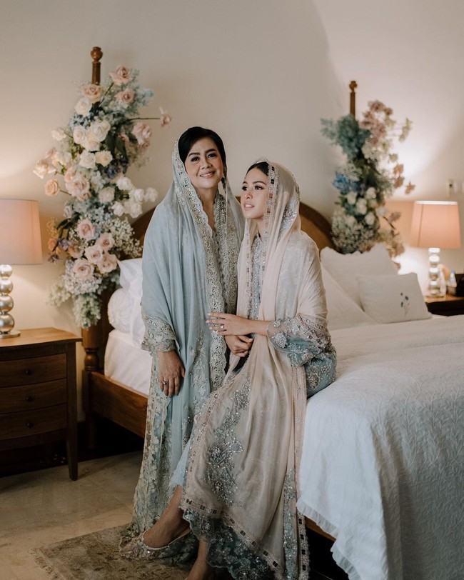 Untuk acara pengajiannya, Maudy Ayunda mengenakan busana dari Lace by Art Kea. Dress berpotongan kebaya bernuansa biru itu dipadukan kerudung warna nude yang memberi kesan teduh. Ibunya pun mengenakan pakaian yang serupa.Foto: Instagram @maudyayunda