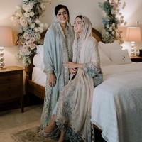 Untuk acara pengajiannya, Maudy Ayunda mengenakan busana dari Lace by Art Kea. Dress berpotongan kebaya bernuansa biru itu dipadukan kerudung warna nude yang memberi kesan teduh. Ibunya pun mengenakan pakaian yang serupa.Foto: Instagram @maudyayunda