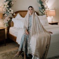 Setelah menyembunyikan hubungan dan kabar pernikahannya kini Maudy Ayunda telah membagikan foto-foto di hari bahagianya. Wanita lulusan Universitas Stanford itu menunjukkan suasana acara pengajian hingga siramannya.Foto: Instagram @maudyayunda