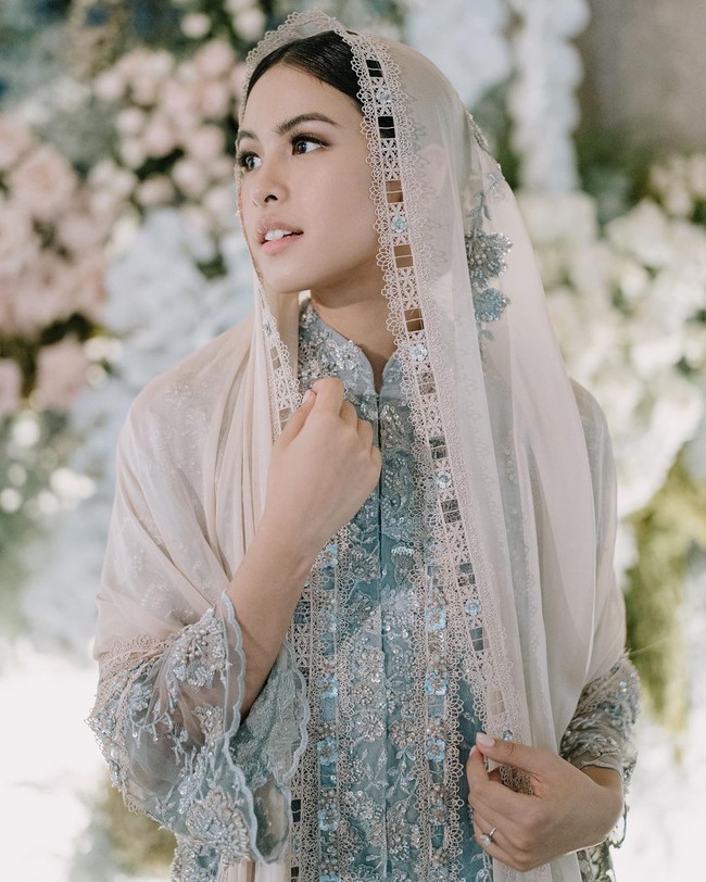 Acara pengajian dan siraman aktris Perahu Kertas itu dilakukan di rumah sendiri. Pre-rituals and Akad at home - intimate, meaningful, surrounded by our closest. Grateful 🙏🏻, tulisnya.Foto: Instagram @maudyayunda