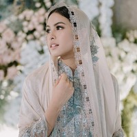 Acara pengajian dan siraman aktris Perahu Kertas itu dilakukan di rumah sendiri. Pre-rituals and Akad at home - intimate, meaningful, surrounded by our closest. Grateful 🙏🏻, tulisnya.Foto: Instagram @maudyayunda