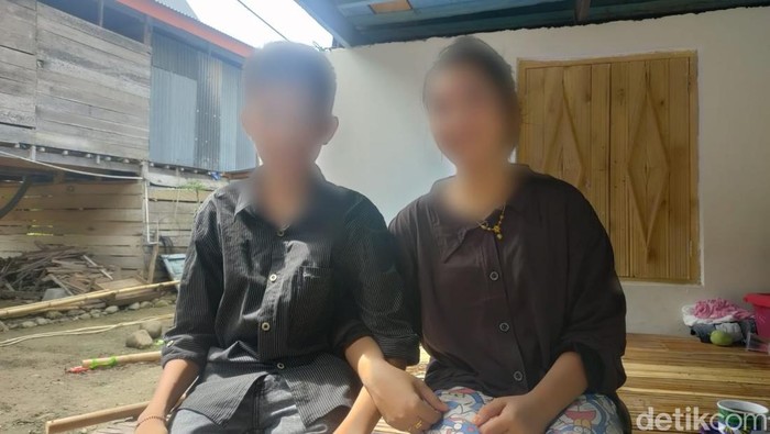 Mempelai pria dan wanita pernikahan bocah di Wajo saat ditemui detikSulsel di kediamannya (detikSulsel/Agung Pramono).