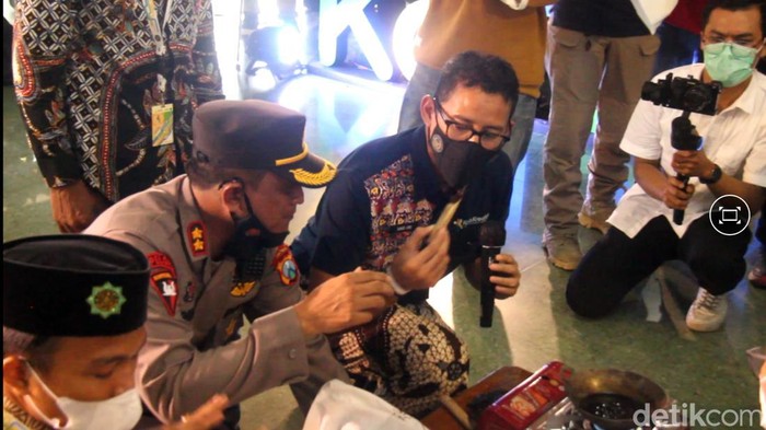 Menparekraf Sandiaga Uno saat mengikuti workshop pegiat batik