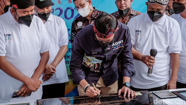 Menparekraf Sandiaga Uno saat mengunjungi Desa Aeng Tong-Tong di Sumenep