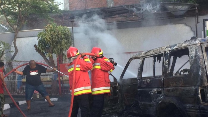 Mobil di Banda Aceh terbakar diduga karena petugas SPBU salah memasukkan BBM